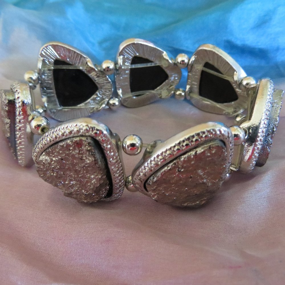 STONE and METAL Silver Tone Bracelet Size 7 to 7.5" (107J)